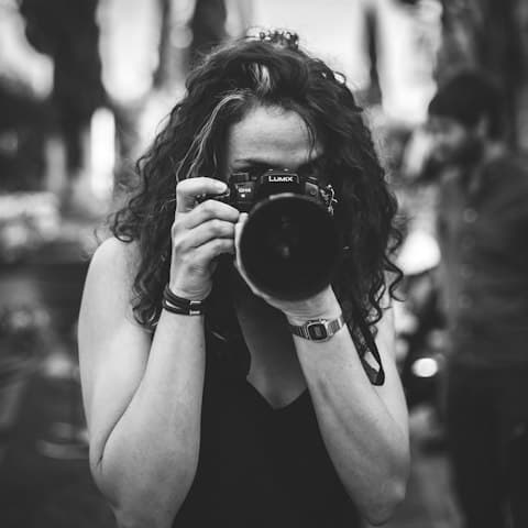 Porträt einer Fotografin mit Systemkamera