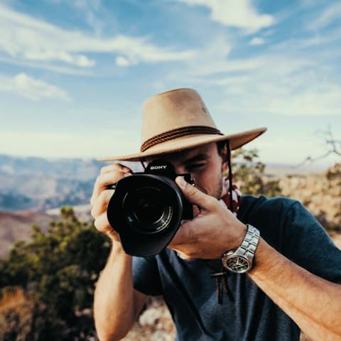 Porträt eines Fotografen mit Spiegelreflexkamera
